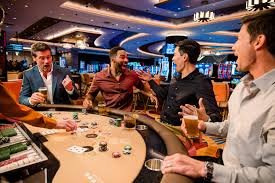 Beragam permainan live casino seperti poker dan roulette dengan dealer profesional